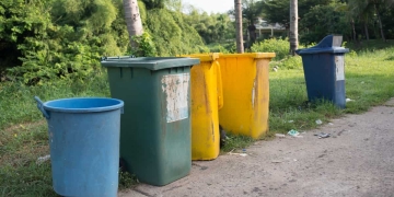 Is Cleaning the Trash Can in Florida different from other places?|Trash Can cleaning