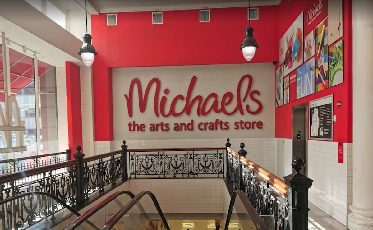 Michael's has a wide variety of Christmas decorations and you can buy them online|