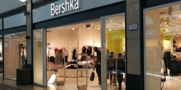 Bershka sale bargains|Bershka orange jumpsuit sale|Sale satin flower dress by Bershka|Sale vinyl heeled sandal by Bershka|Bershka summer sales