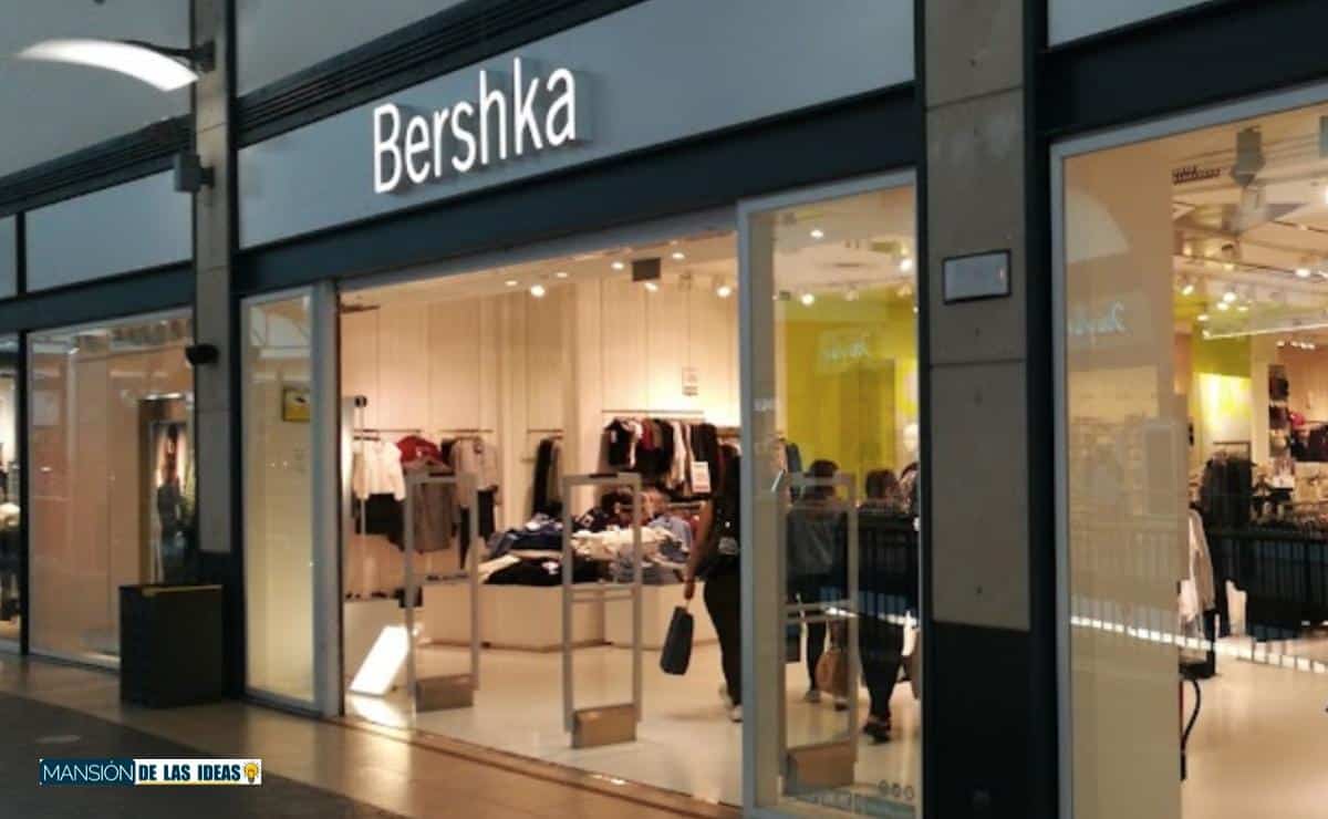 Bershka sale bargains|Bershka orange jumpsuit sale|Sale satin flower dress by Bershka|Sale vinyl heeled sandal by Bershka|Bershka summer sales