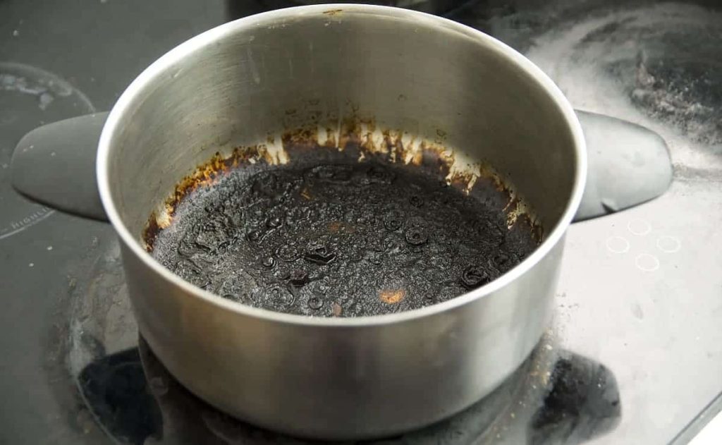 how to clean burnt pans|remove stuck-on debris from pots and pans bleach|cleaning pots and pans coca cola|clean burnt pot salt|remove burnt vinegar baking soda pan