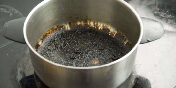 how to clean burnt pans|remove stuck-on debris from pots and pans bleach|cleaning pots and pans coca cola|clean burnt pot salt|remove burnt vinegar baking soda pan