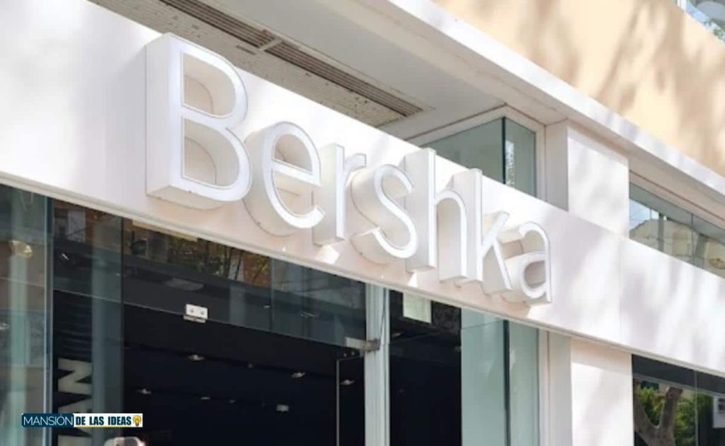 Bershka's best-selling pants|Straight jeans with biker details by Bershka
