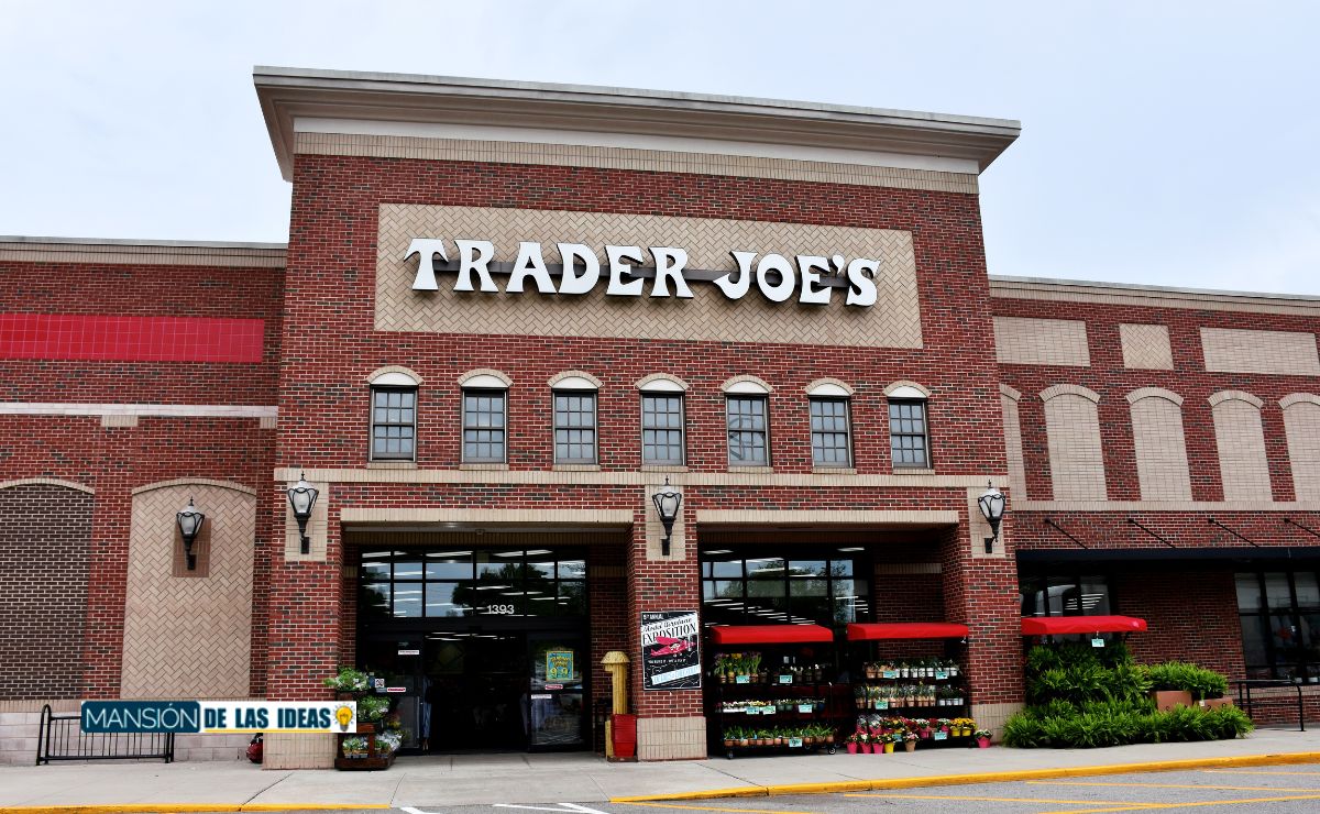 Trader Joe's top prepared salads kit