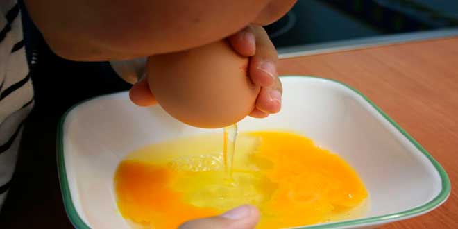 huevos-para-decorar,soplar-en-huevo,-paso-4-con-peques