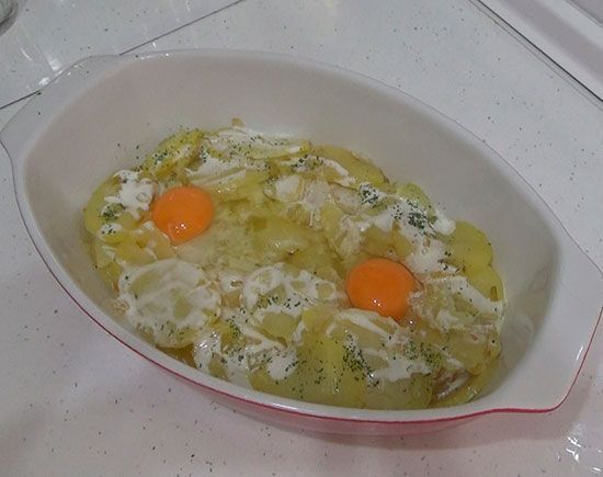 Cazuela de huevos al horno con patatas