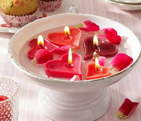 velas-flotantes-con-forma-de-corazon-y-petalos-de-rosas-rosas
