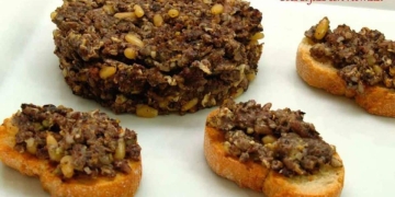 revuelto morcilla piñones