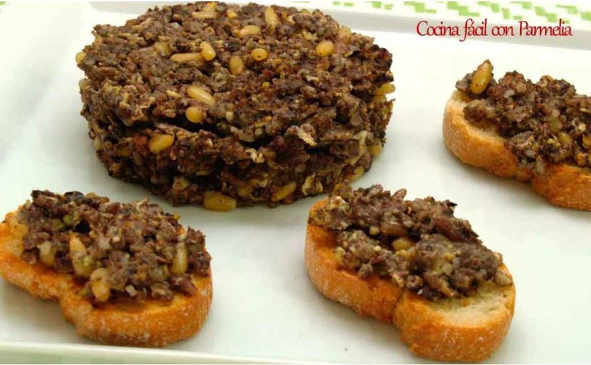 revuelto morcilla piñones
