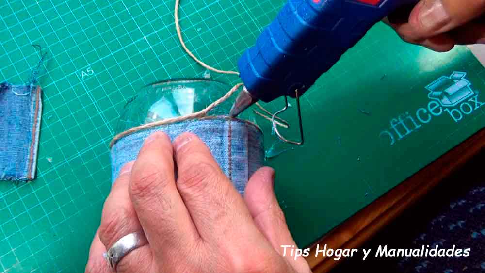 Cómo reciclar botes de cristal con tela vaquera