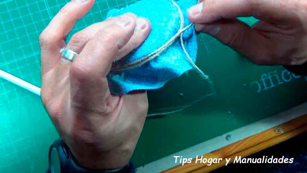 Cómo reciclar botes de cristal con tela vaquera