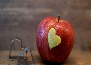 San-Valentín,-manzana-con-corazón,-moldes-de-corazón