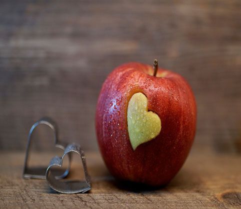 San-Valentín,-manzana-con-corazón,-moldes-de-corazón