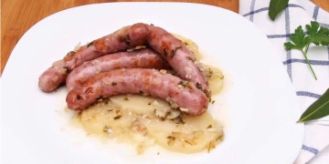 salchichas al horno con patatas