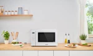 microondas panasonic pequeño blanco en cocina blanca moderna