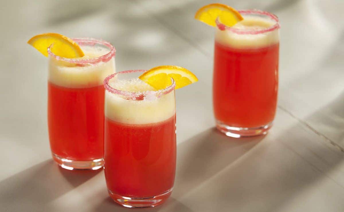 Coctel san francisco. Conoce los ingredientes y aprende a prepararlo. Melocoton, refrescante, saludable, granadina, piña, naranja, vitamina C, minerales, verano, frutas, sin alcohol