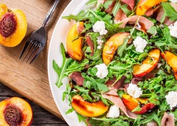 Peach Salad - A nutritious, healthy and fresh alternative. Diet, hydration, freshness, protein, fiber, healthy, antioxidant, digestion, omega 3