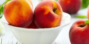 Peach calories and nutrients - Benefits of eating it. Diet, antioxidants, simple sugars, diabetes, nutritious, low calorie, carotenoids, fiber, peach properties