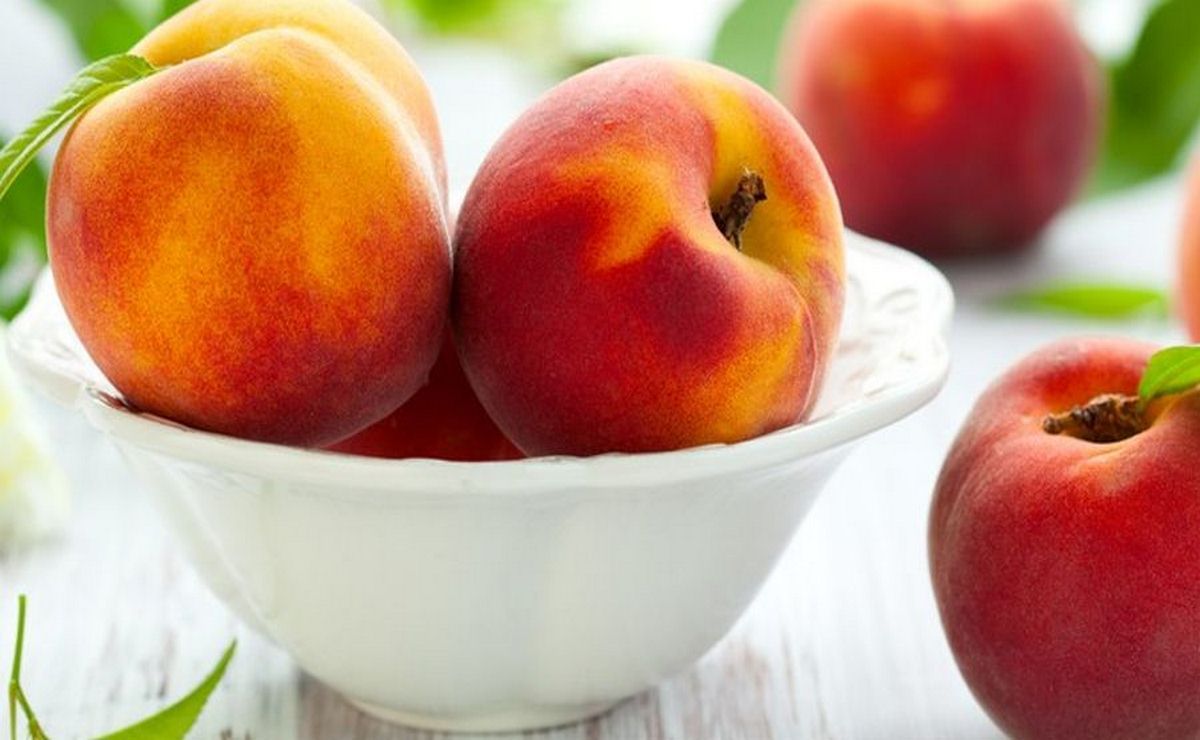 Peach calories and nutrients - Benefits of eating it. Diet, antioxidants, simple sugars, diabetes, nutritious, low calorie, carotenoids, fiber, peach properties