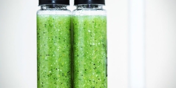 Kiwi Shake with Spinach for breakfast