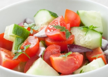 Is it good to eat cucumbers and tomatoes together?