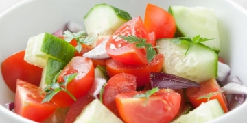 ¿Es bueno comer pepinos y tomates juntos?