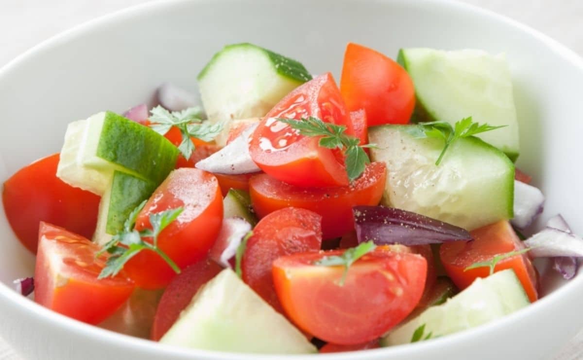 ¿Es bueno comer pepinos y tomates juntos?