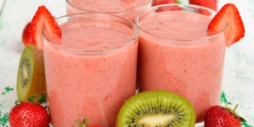 Eliminate a hangover with kiwi and strawberry juice