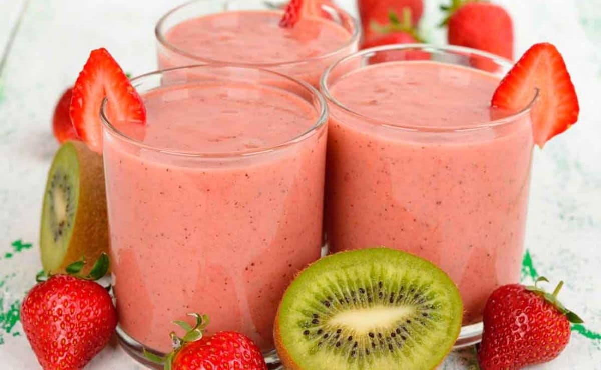 Eliminate a hangover with kiwi and strawberry juice