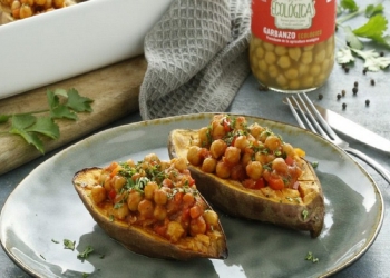 Roasted sweet potato stuffed with chickpeas with tomato