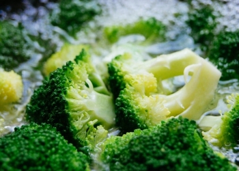 Baked broccoli with garlic and Parmesan cheese, delicious!