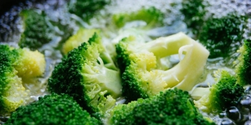Baked broccoli with garlic and Parmesan cheese, delicious!