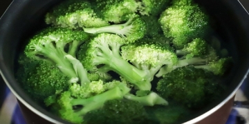 How can you make a garlic broccoli salad