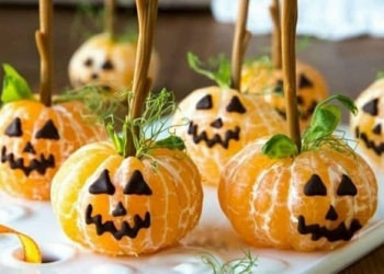 Decorate the fruit like this on Halloween and have fun