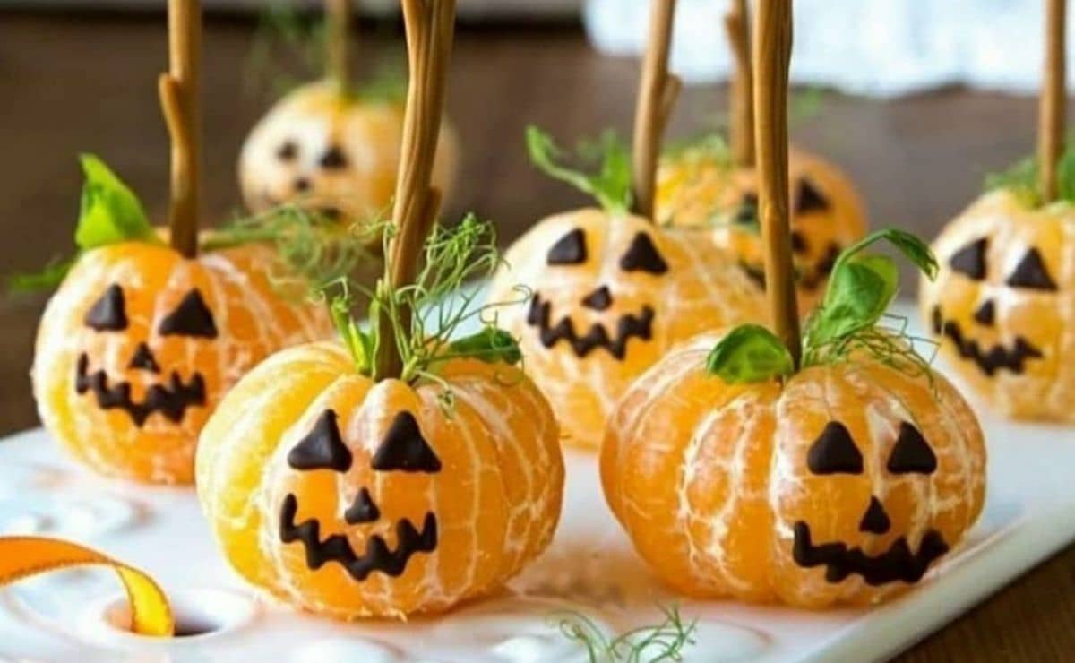 Decorate the fruit like this on Halloween and have fun