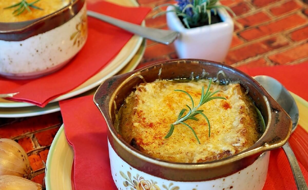 Sopa de cebolla gratinada - La top receta de Francia
