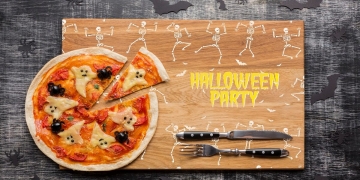 Una pizza con diseño de fantasmas