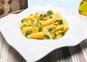 macaroni-with-broccoli-table