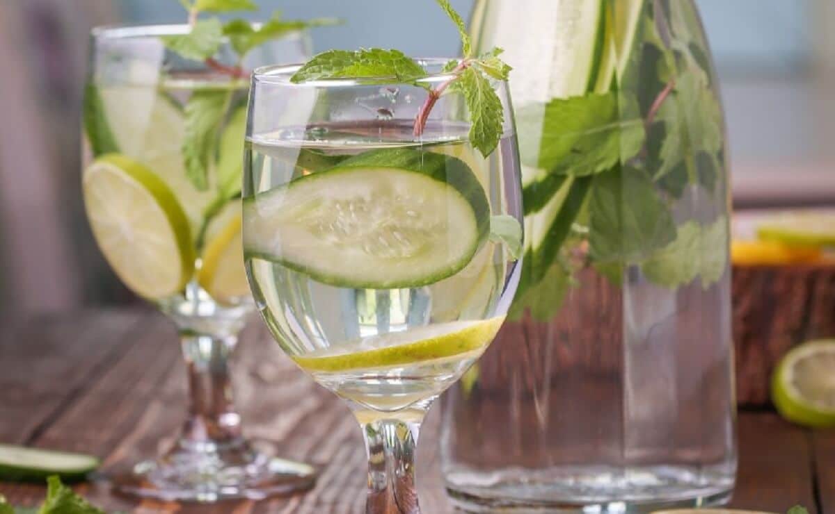 Agua con limon y pepino - bebida refrescante