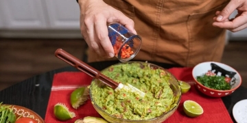 Carlos Rios lanza su receta de guacamole con sabor a aguacate