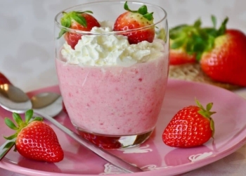 How to make strawberry smoothie without ice cream