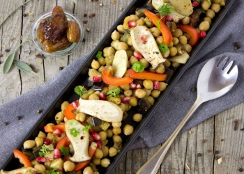 Salad with mushrooms and chickpeas filled with vegetable proteins