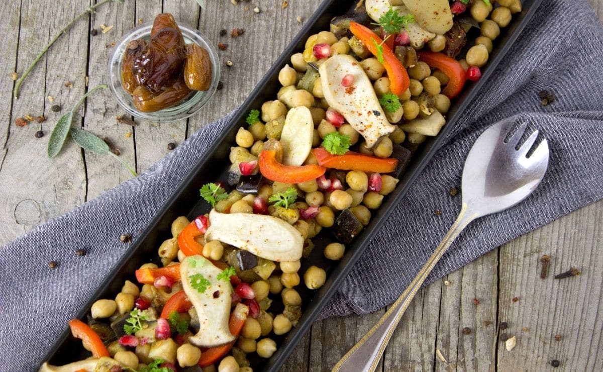 Salad with mushrooms and chickpeas filled with vegetable proteins