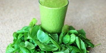 Spinach juice with celery and carrot to cleanse the body