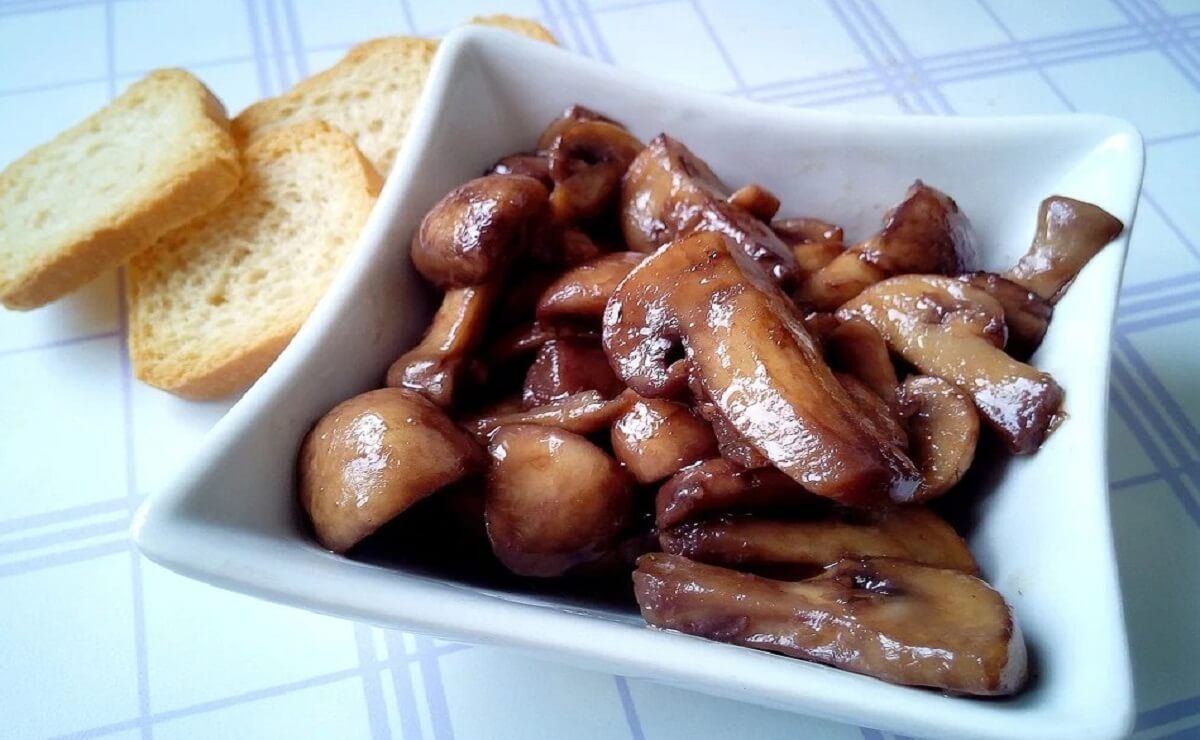 Prepare this toast with mushrooms a perfect snack
