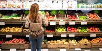 Mujer compra verdura en el supermercado