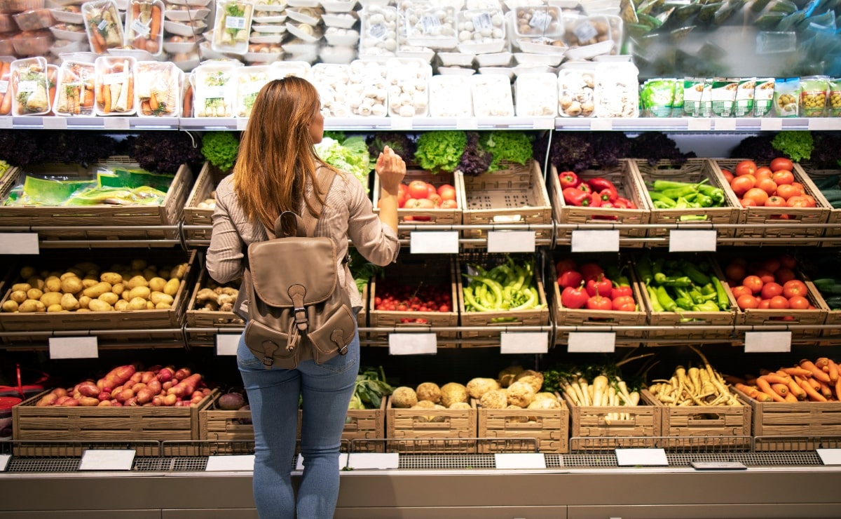 Mujer compra verdura en el supermercado