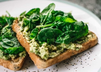 spinach with toasted bread