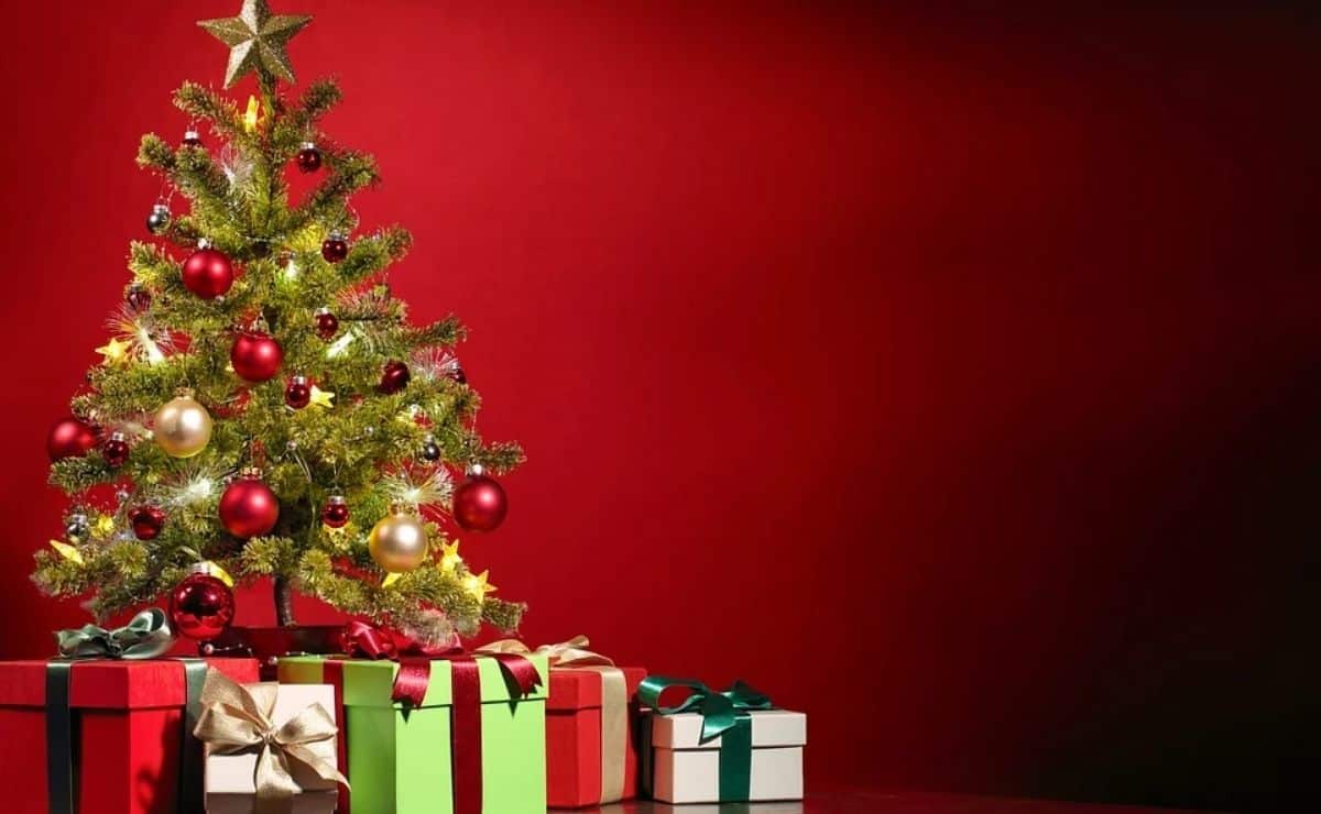 ¿Cómo decorar un árbol de Navidad con poco dinero