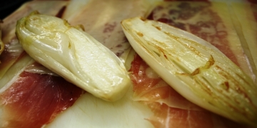 Receta de endibia con cebolla, jamón y queso